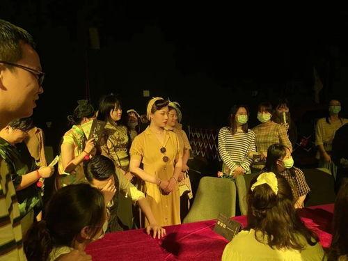 回到民国看戏吃瓜看戏,戏台瓜香，穿越时光的娱乐盛宴