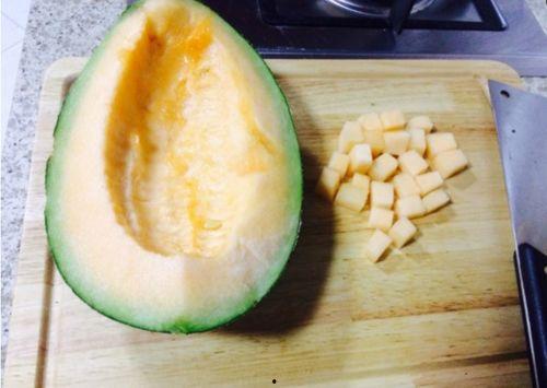 吃哈密瓜嘴角烂了,嘴角烂了需注意